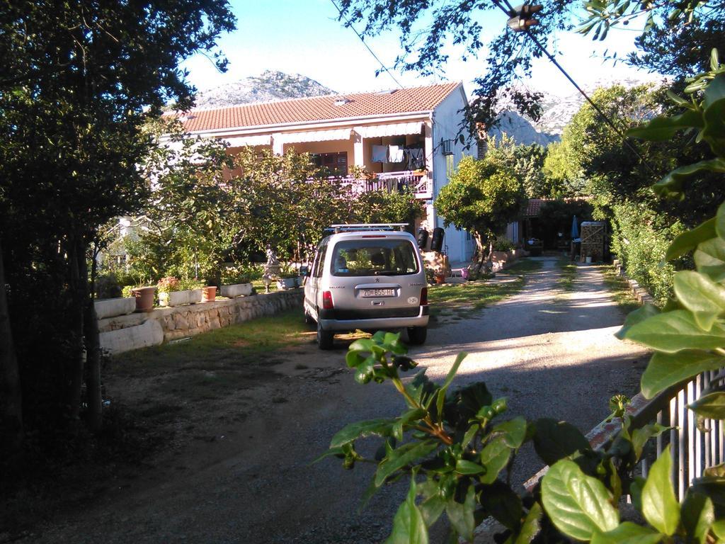Apartma Lana *